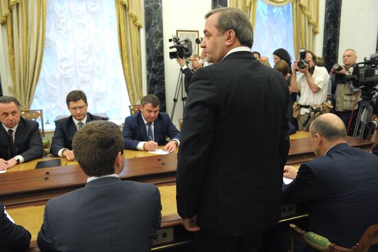 Vladimir Putin meets with government members