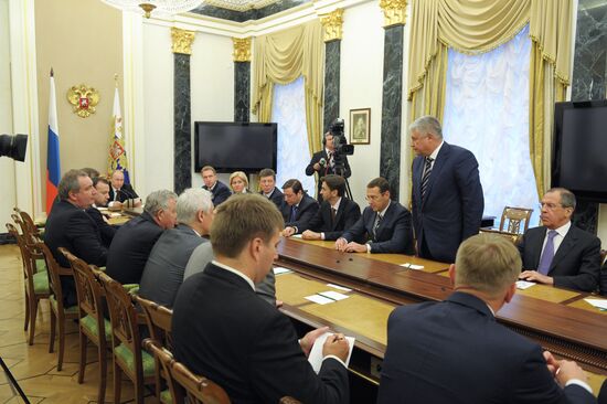 Vladimir Putin meets with government members
