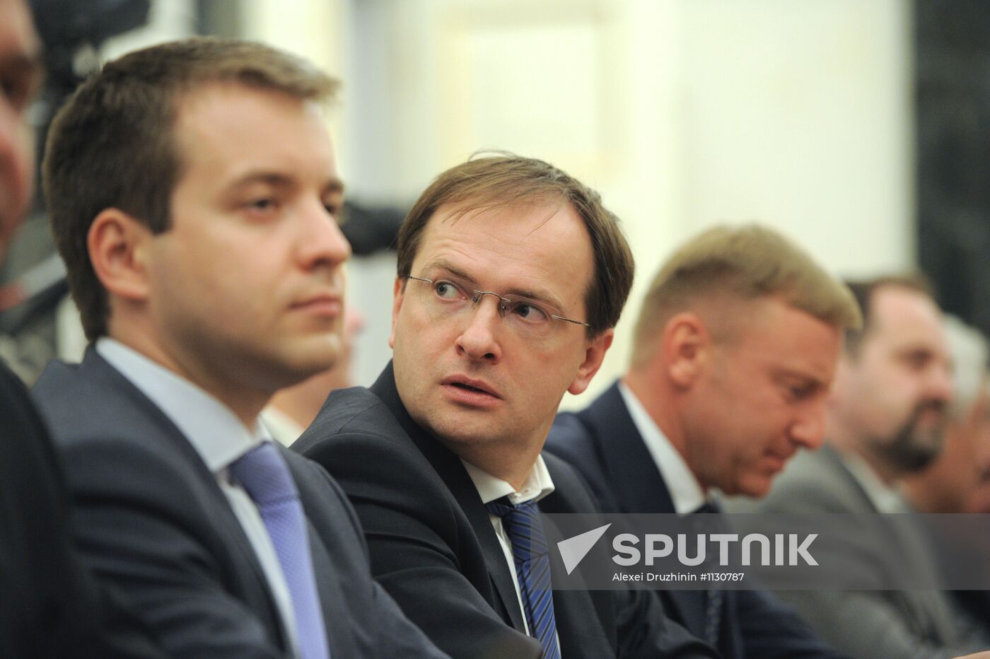 Vladimir Putin meets with government members