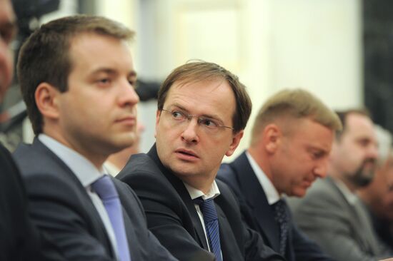 Vladimir Putin meets with government members