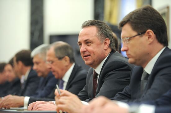 Vladimir Putin meets with government members