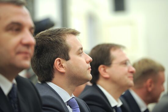 Vladimir Putin meets with government members