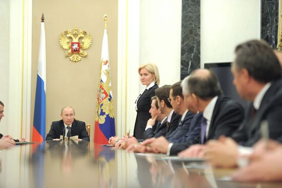 Vladimir Putin meets with members of the government