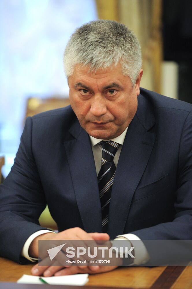 Vladimir Putin meets with government members