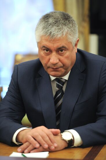 Vladimir Putin meets with government members