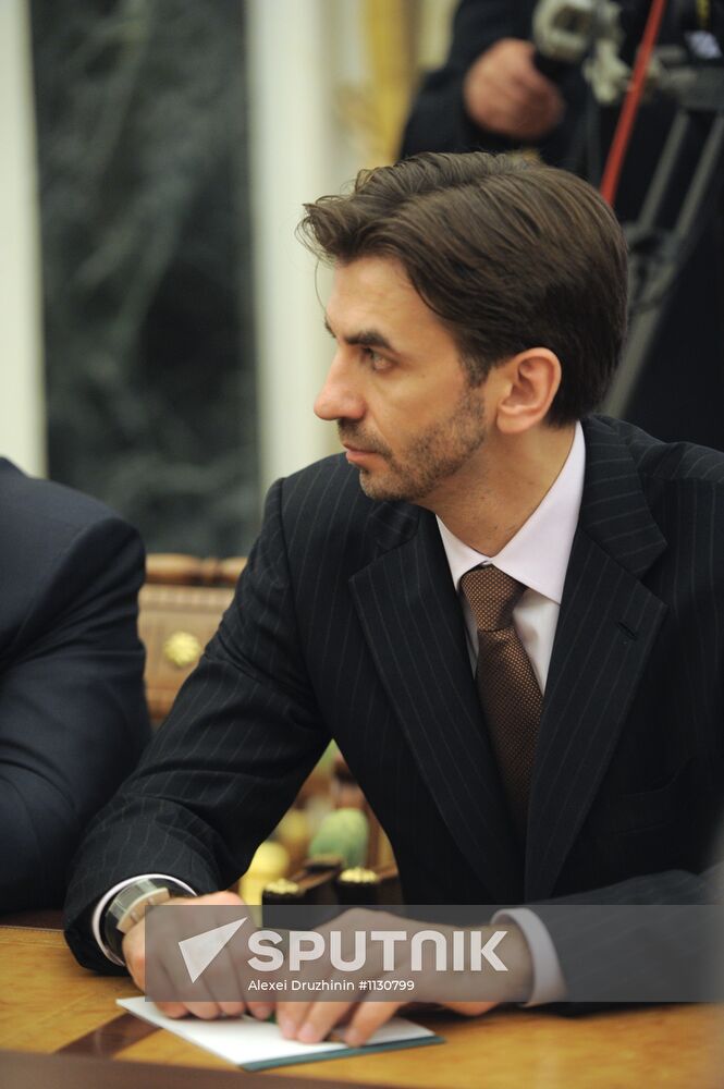Vladimir Putin meets with government members
