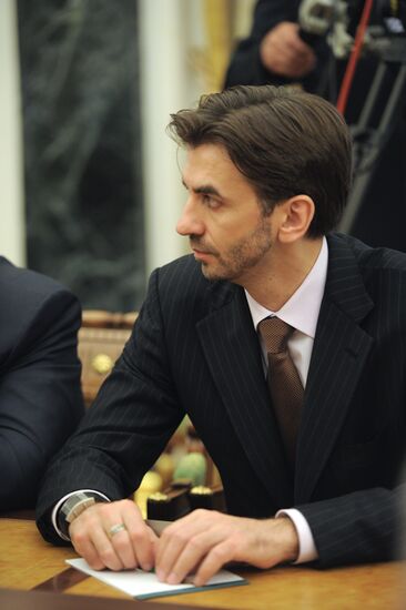 Vladimir Putin meets with government members