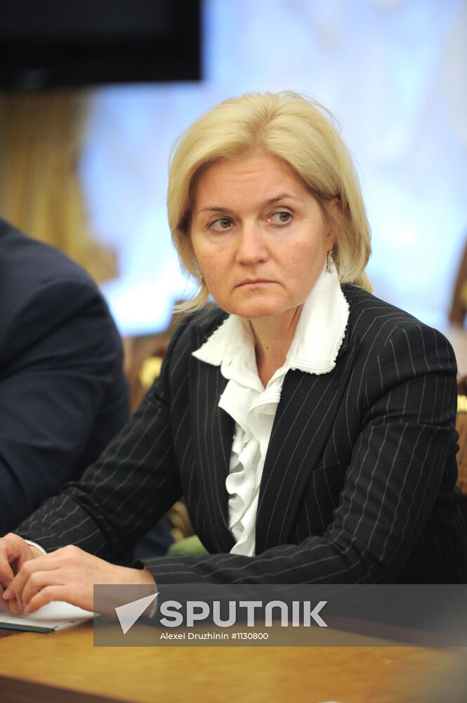 Vladimir Putin meets with government members