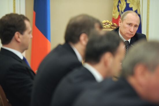 Vladimir Putin meets with government members