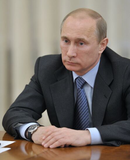 Vladimir Putin meets with United Russia officials
