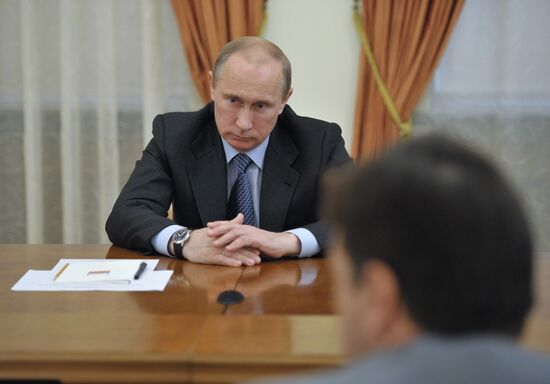 Vladimir Putin meets with United Russia officials
