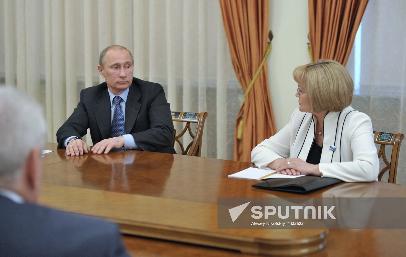 Vladimir Putin meets with United Russia officials