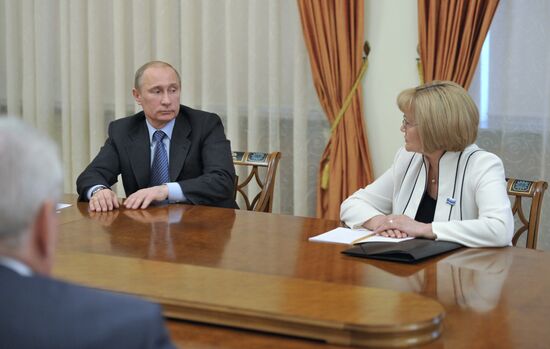 Vladimir Putin meets with United Russia officials