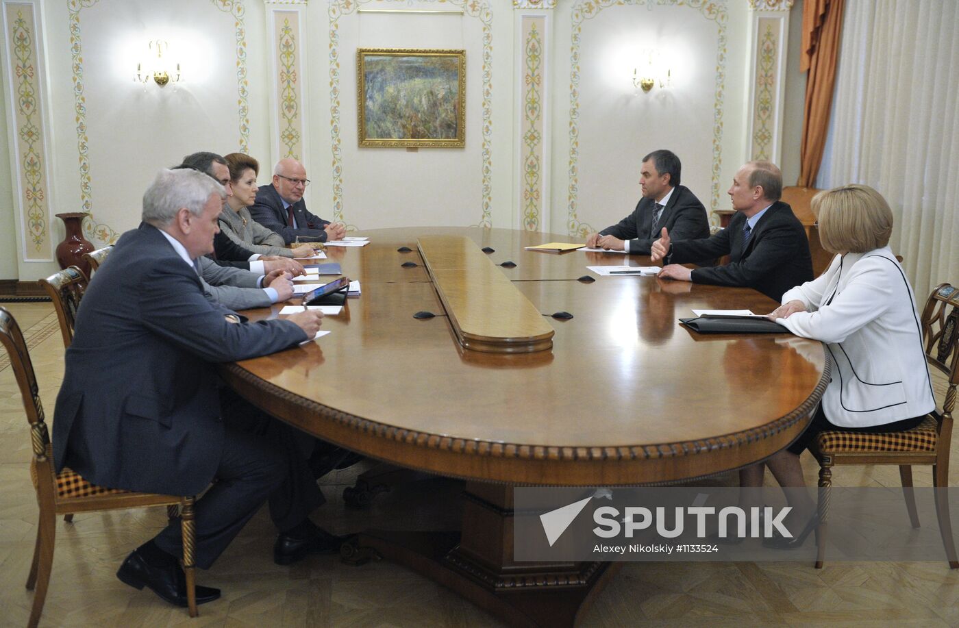 Vladimir Putin meets with United Russia officials