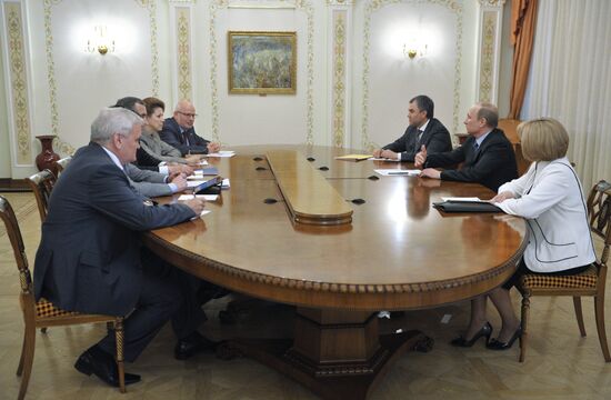 Vladimir Putin meets with United Russia officials