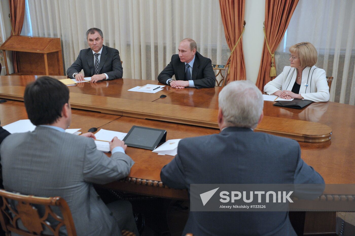 Vladimir Putin meets with United Russia officials