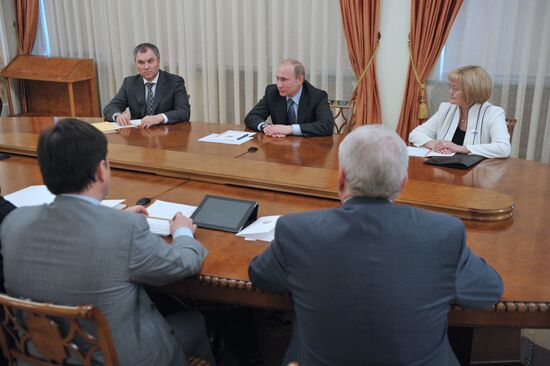 Vladimir Putin meets with United Russia officials