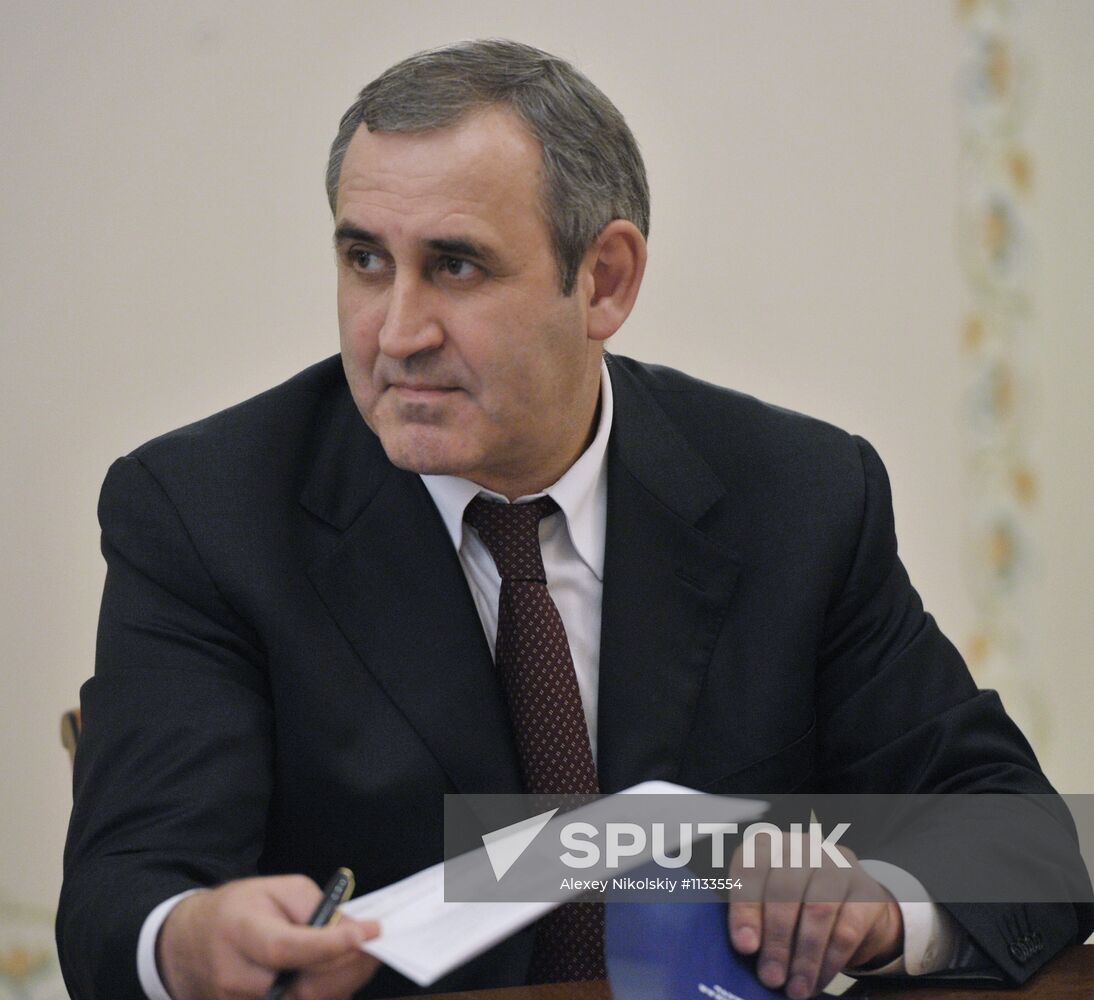 Vladimir Putin meets with United Russia officials