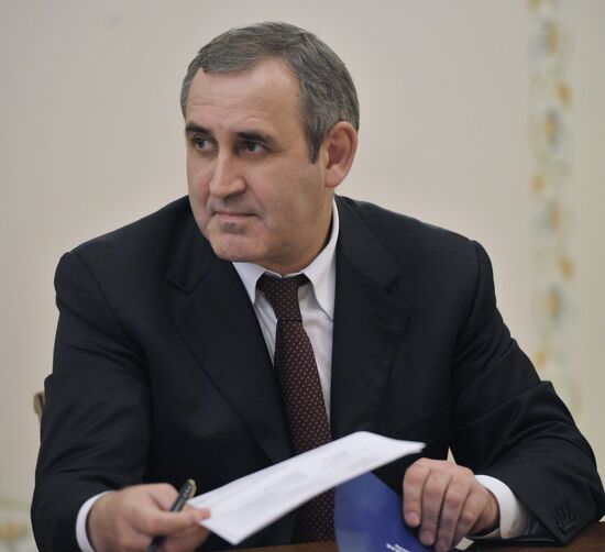 Vladimir Putin meets with United Russia officials
