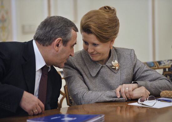 Vladimir Putin meets with United Russia officials