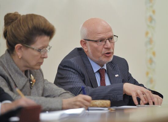 Vladimir Putin meets with United Russia officials