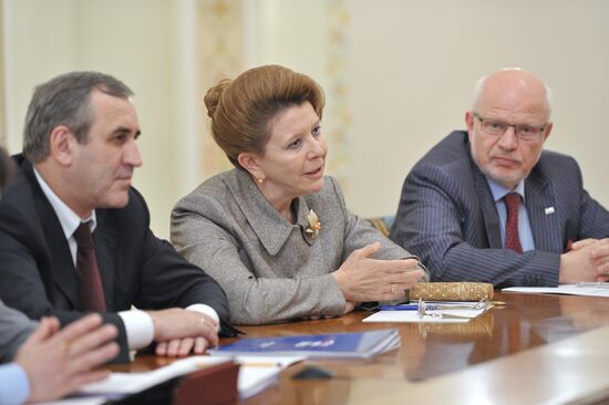 Vladimir Putin meets with United Russia officials