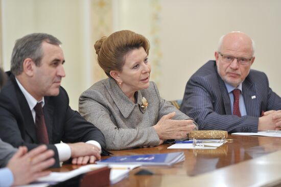 Vladimir Putin meets with United Russia officials
