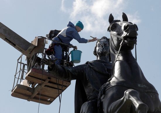 Cleaning monument to Peter the Great, St. Petersburg