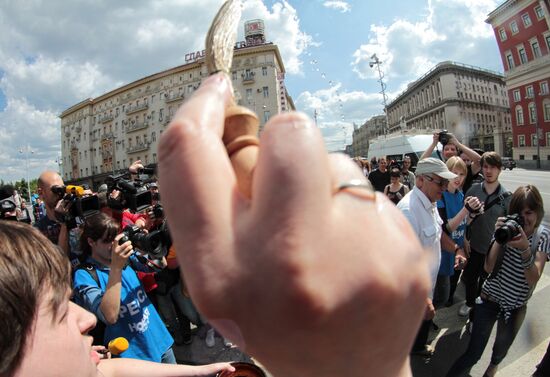 LGBT activists stage unauthorized rally on Tverskaya Street