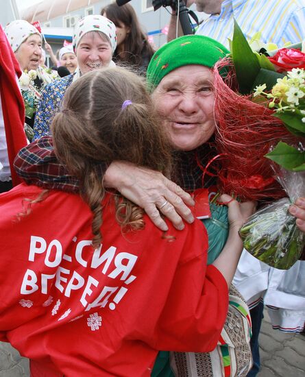 Members of Buranovskiye Babushki band arrive in Moscow