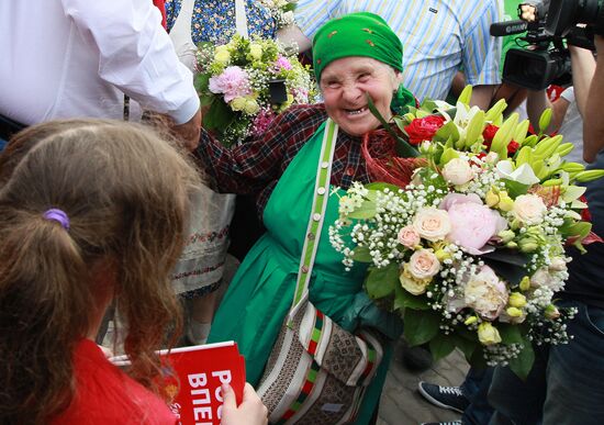 Members of Buranovskiye Babushki band arrive in Moscow