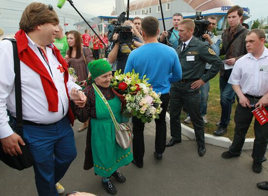 Members of Buranovskiye Babushki band arrive in Moscow