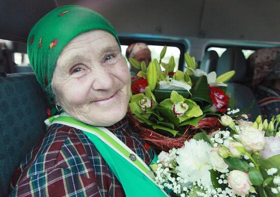 Members of Buranovskiye Babushki band arrive in Moscow