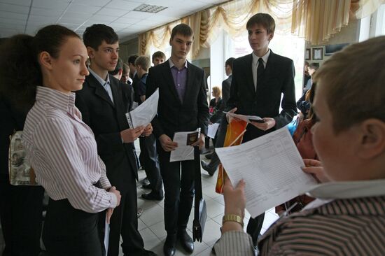 Russian schoolchildren take unified state exam