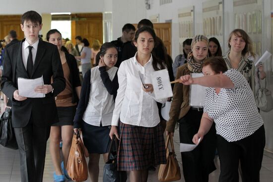 Russian schoolchildren take unified state exam