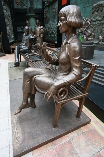 Zurab Tsereteli presents monument to Marina Tsvetayeva in Moscow