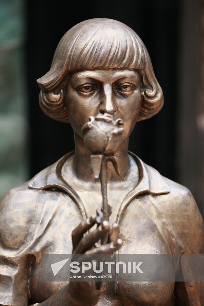 Zurab Tsereteli presents monument to Marina Tsvetayeva in Moscow