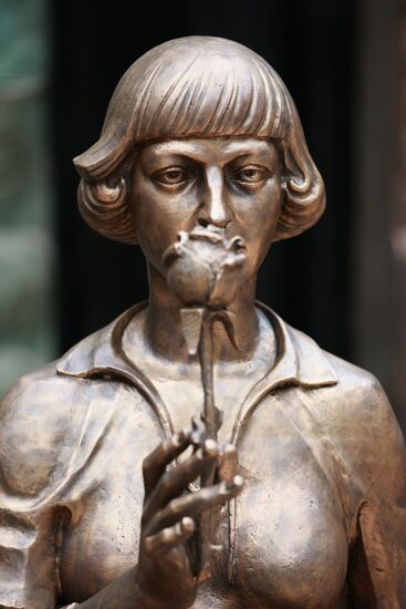 Zurab Tsereteli presents monument to Marina Tsvetayeva in Moscow