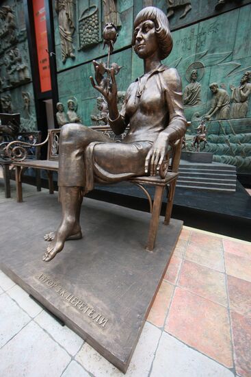 Zurab Tsereteli presents monument to Marina Tsvetayeva in Moscow
