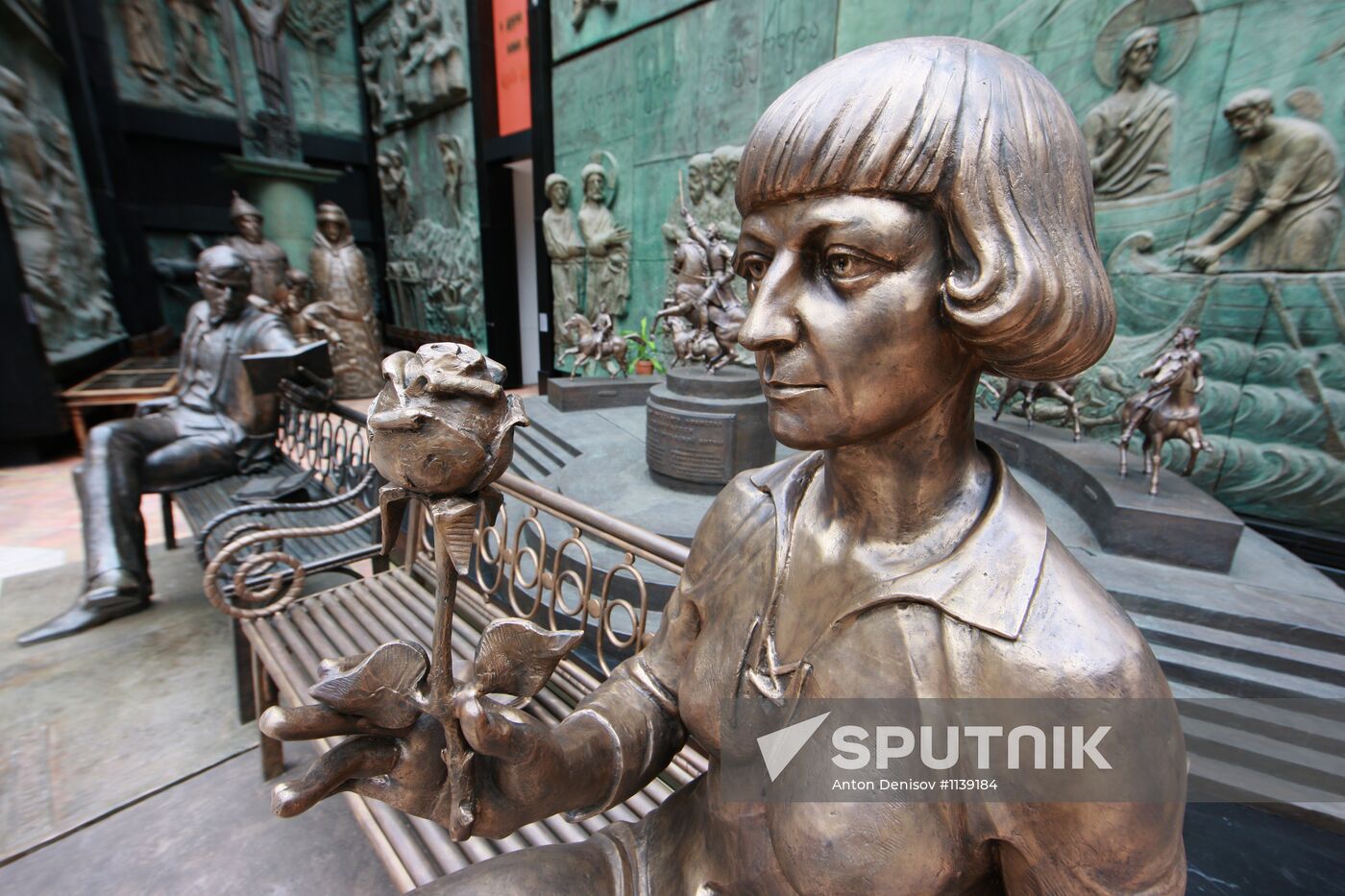 Zurab Tsereteli presents monument to Marina Tsvetayeva in Moscow