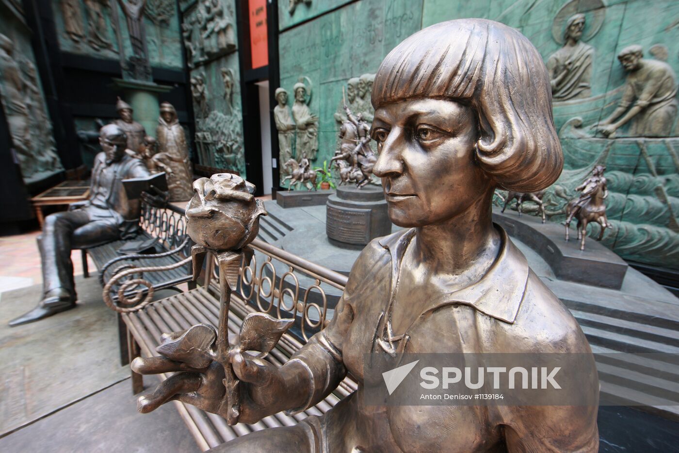 Zurab Tsereteli presents monument to Marina Tsvetayeva in Moscow