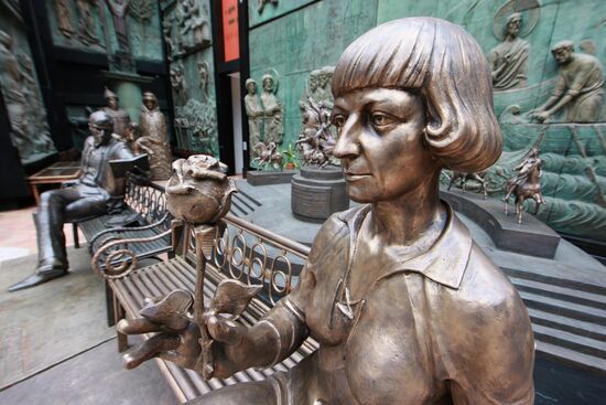 Zurab Tsereteli presents monument to Marina Tsvetayeva in Moscow