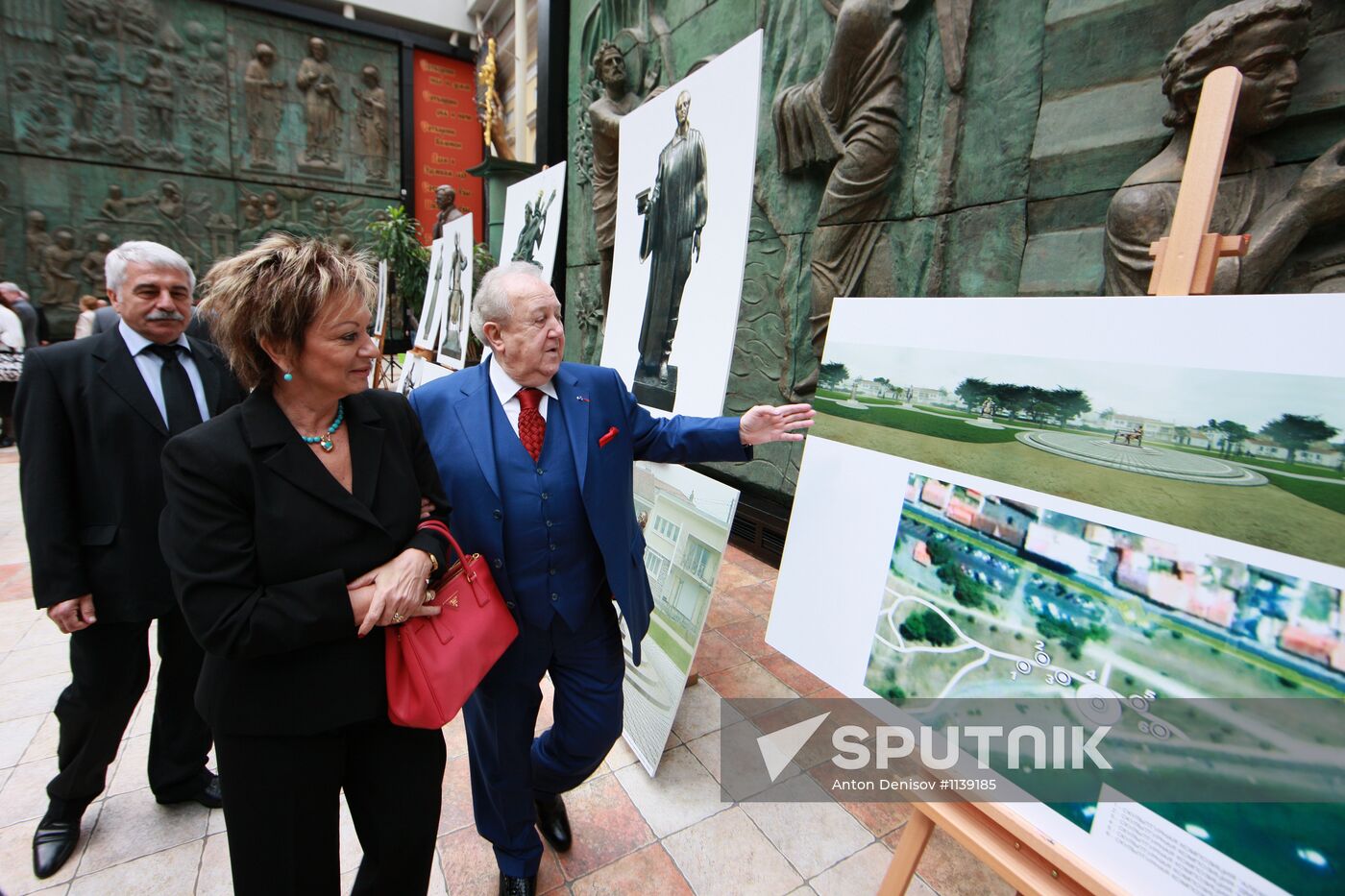 Zurab Tsereteli presents monument to Marina Tsvetaeva in Moscow