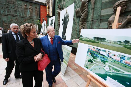 Zurab Tsereteli presents monument to Marina Tsvetaeva in Moscow