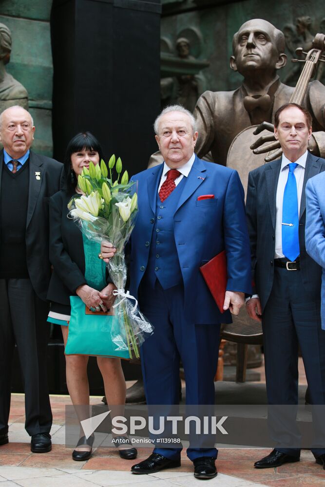 Zurab Tsereteli presents monument to Marina Tsvetaeva in Moscow