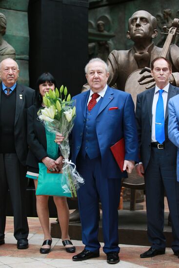 Zurab Tsereteli presents monument to Marina Tsvetaeva in Moscow