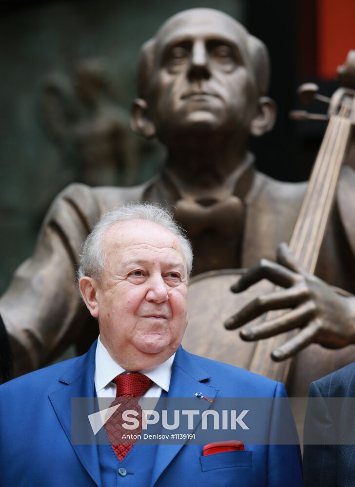 Zurab Tsereteli presents monument to Marina Tsvetayeva in Moscow