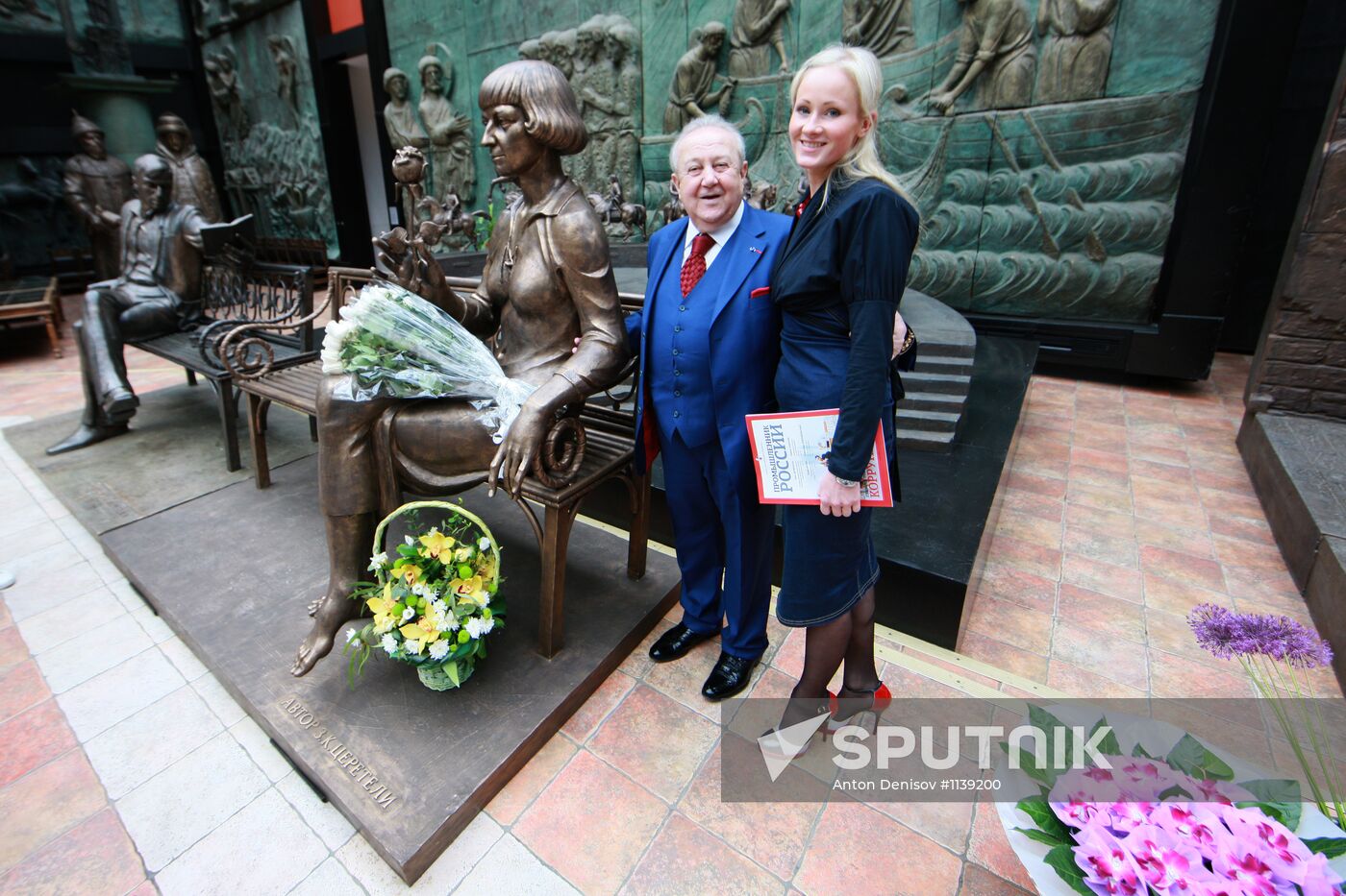 Zurab Tsereteli presents monument to Marina Tsvetayeva