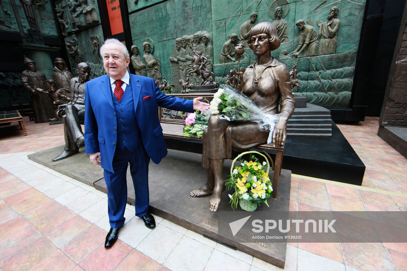 Zurab Tsereteli presents monument to Marina Tsvetayeva in Moscow