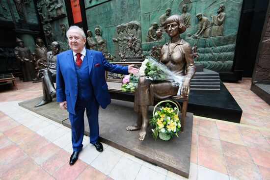 Zurab Tsereteli presents monument to Marina Tsvetayeva in Moscow